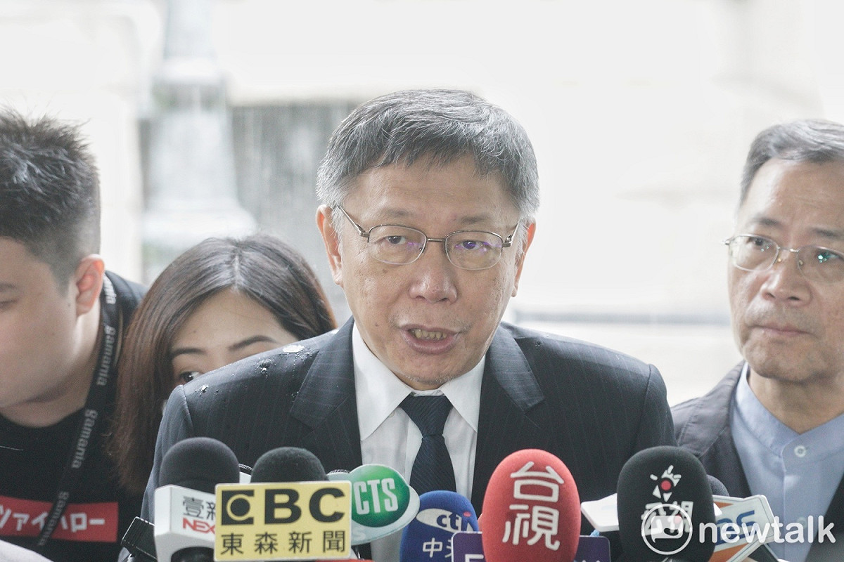台北市長柯文哲前往台北賓館弔唁前總統李登輝。 圖：張良一 / 攝