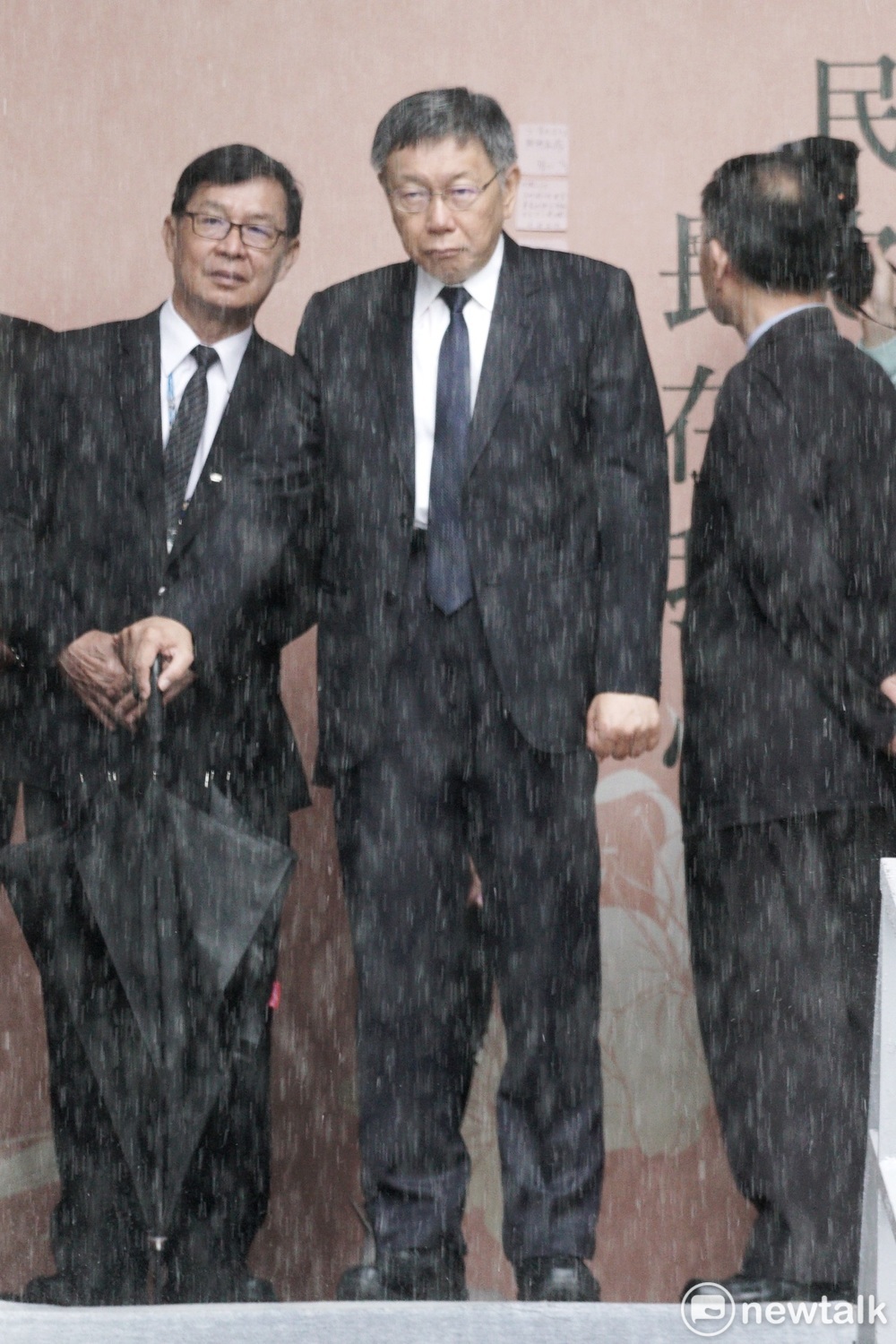 台北市長柯文哲前往台北賓館弔唁前總統李登輝。 圖：張良一 / 攝