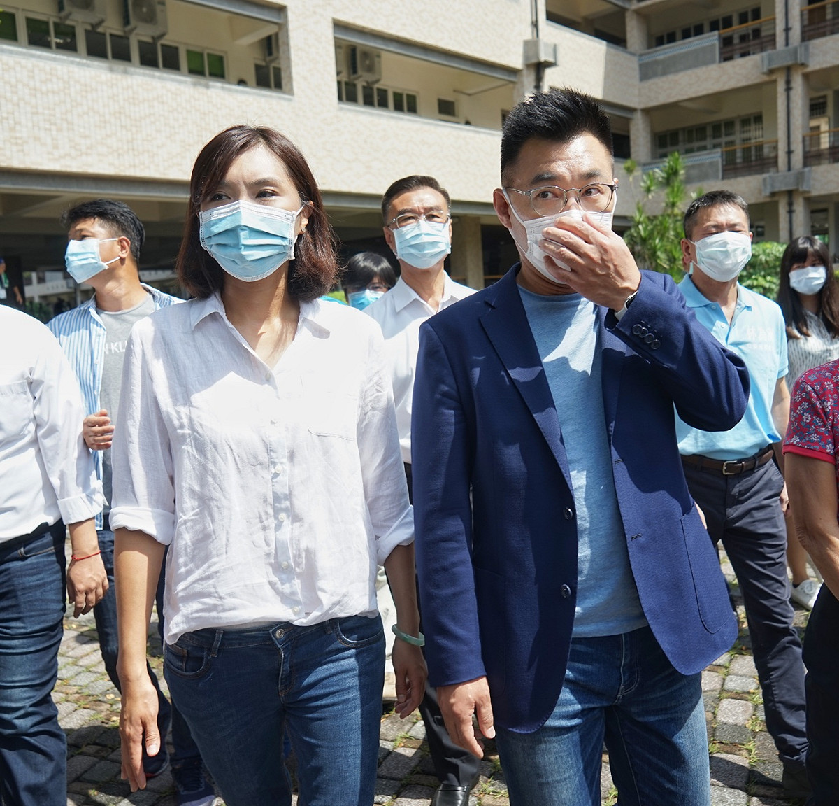 國民黨主席江啟臣陪同高雄市長補選候選人李眉蓁到左營區勝利國小的投票所投票。 圖：張良一/攝（資料照片）