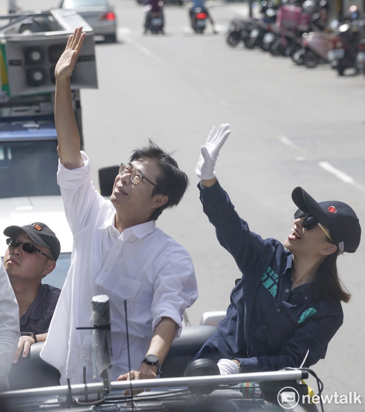 高雄市長當選人陳其邁上午在左營、楠梓、鼓山、鹽埕等地，向選民謝票。 圖：張良一/攝