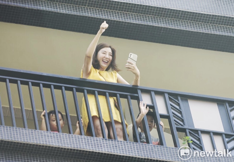 高雄市長當選人陳其邁上午在左營、楠梓、鼓山、鹽埕等地，向選民謝票。圖為一位民眾在住家陽台向陳其邁揮手。 圖：張良一/攝