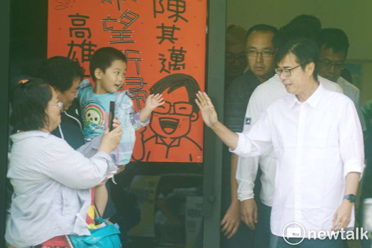 高雄市長當選人陳其邁上午在左營、楠梓、鼓山、鹽埕等地，向選民謝票。 圖：張良一/攝