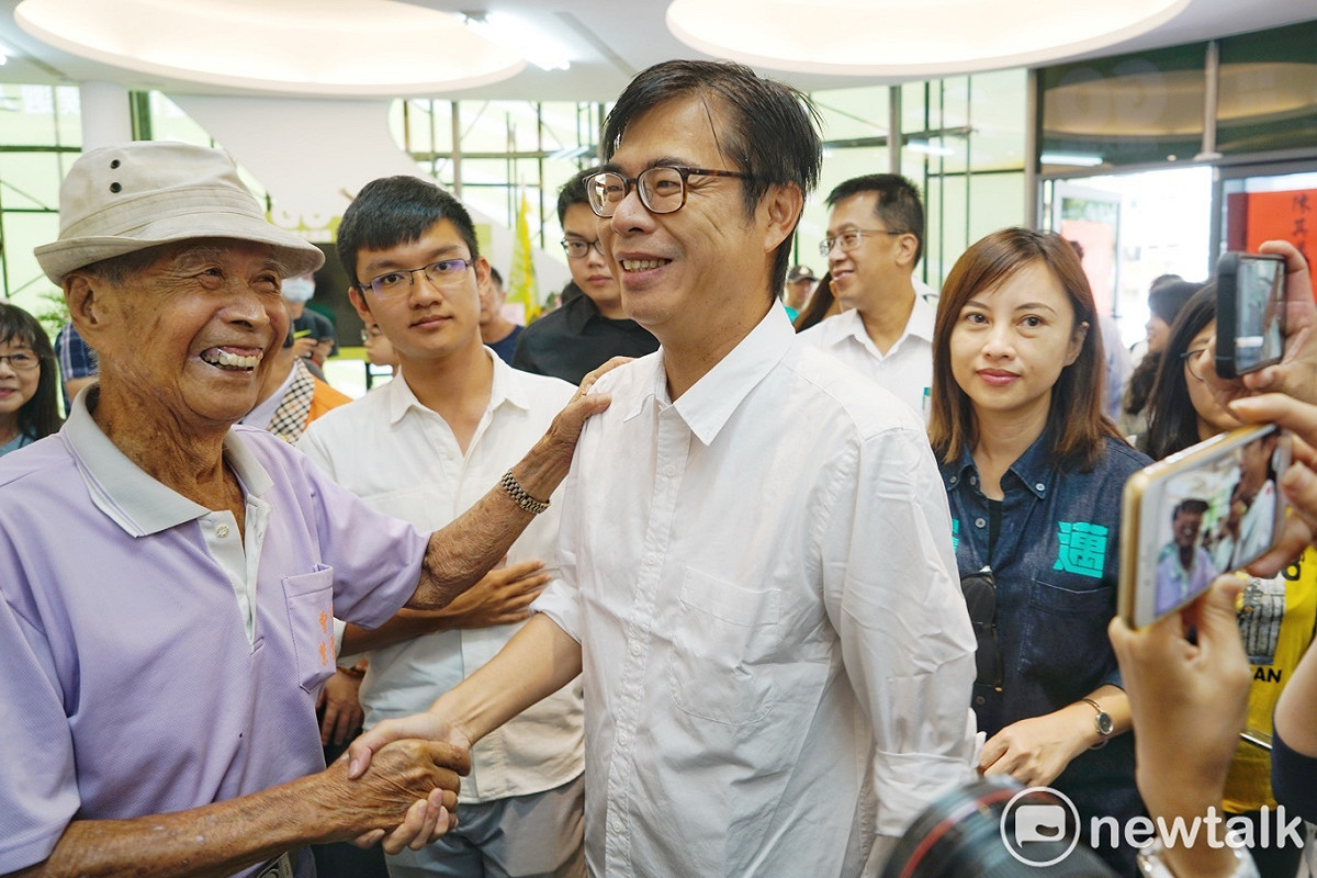 高雄市長當選人陳其邁上午在左營、楠梓、鼓山、鹽埕等地，向選民謝票。 圖：張良一/攝