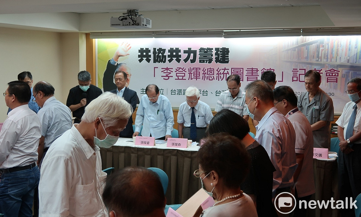 本土社團19日舉行記者會呼籲政府籌設李登輝總統圖書館，並於記者會一開始為李登輝默哀三分鐘。 圖：林朝億/攝