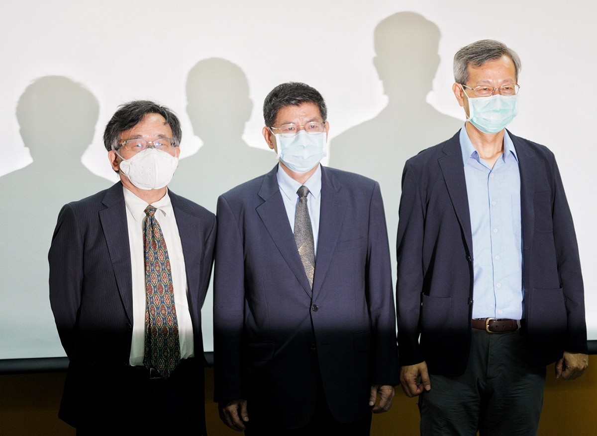 台大公衛學院前院長詹長權（中）、前副院長陳秀熙（左）和彰化縣政府衛生局長葉彥伯出席彰化縣抗體血清調查報告記者會。 圖：張良一/攝