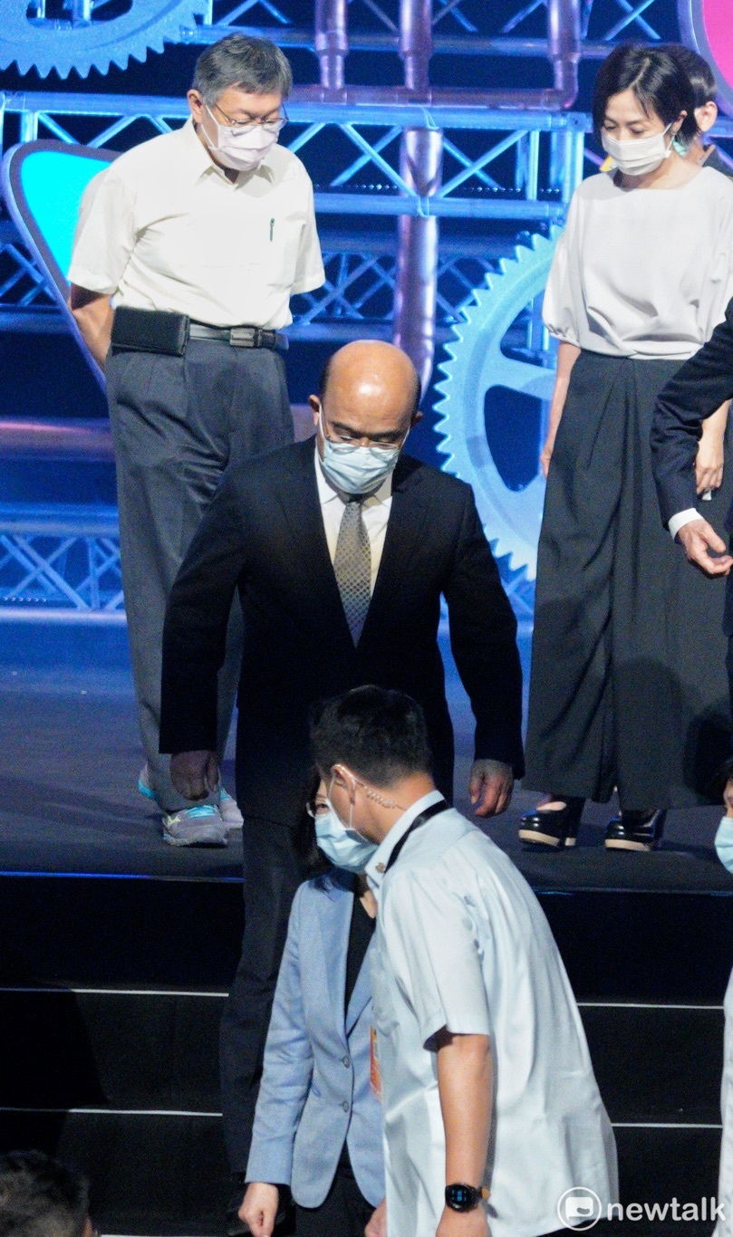 總統蔡英文與台北市長柯文哲共同出席台北流行音樂中心開幕典禮，但儀式中兩人並無互動。 圖：張良一/攝