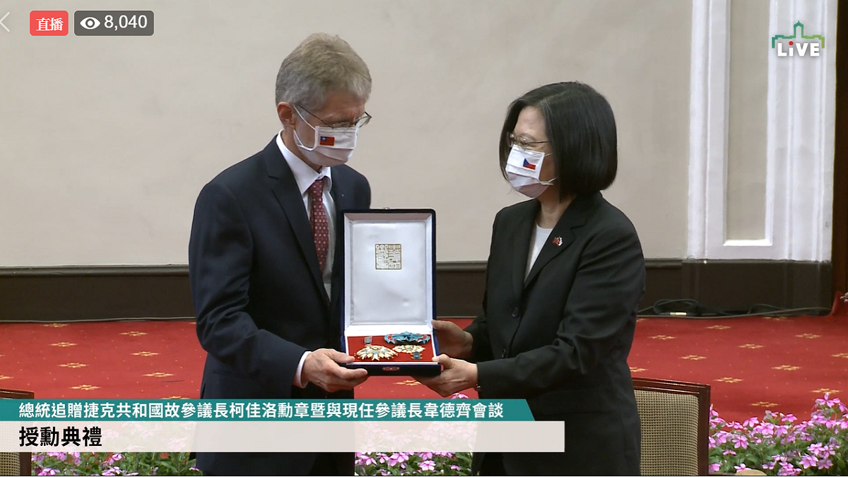總統蔡英文追贈已故捷克前議長柯佳洛「特種大綬卿雲勳章」，並由捷克參議院議長韋德齊（Miloš Vystrčil）代為接受。 圖：擷取自蔡英文 Tsai Ing-wen臉書