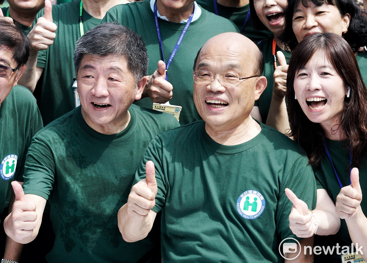 行政院長蘇貞昌、衛福部長陳時中出席「健保25週年排字活動及健康存摺登錄破168萬人、500萬人抽獎活動」。 圖：張良一/攝