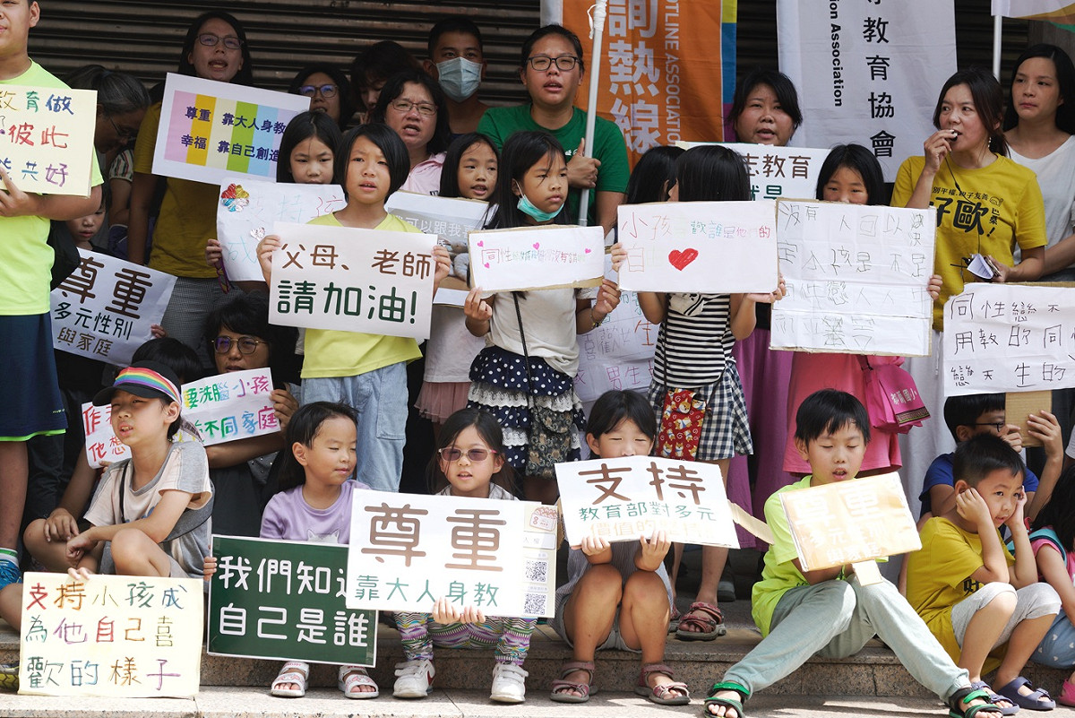 小民參政歐巴桑聯盟邀集民團召開「同志教育守護性別平權，性別平權保障兒童人權」記者會。 圖：張良一/攝