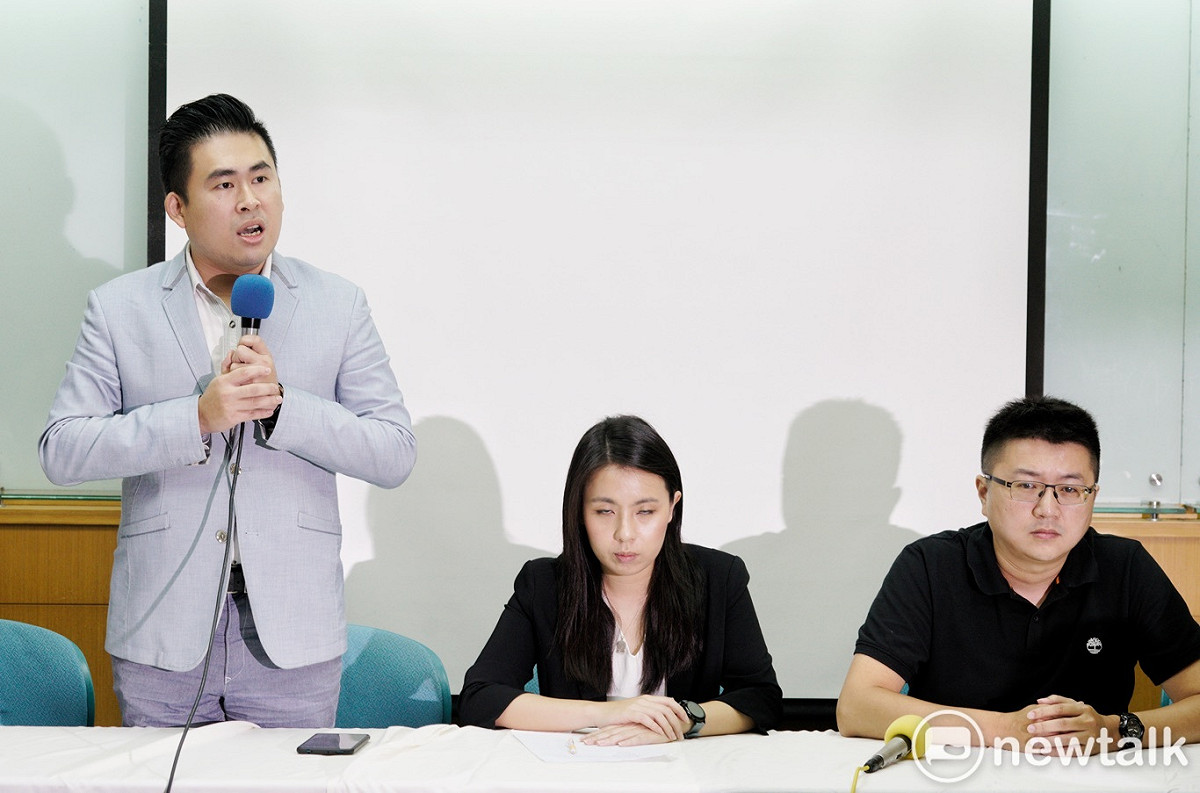 新黨發言人王炳忠等人舉行21青記者會，聲援央視頻主持人李紅的言論。 圖：張良一/攝
