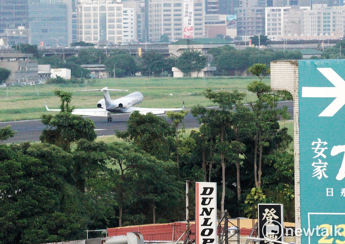搭載美國務次卿克拉奇等一行的灣流G550專機於下午5:26抵達台北松山機場。 圖：張良一攝