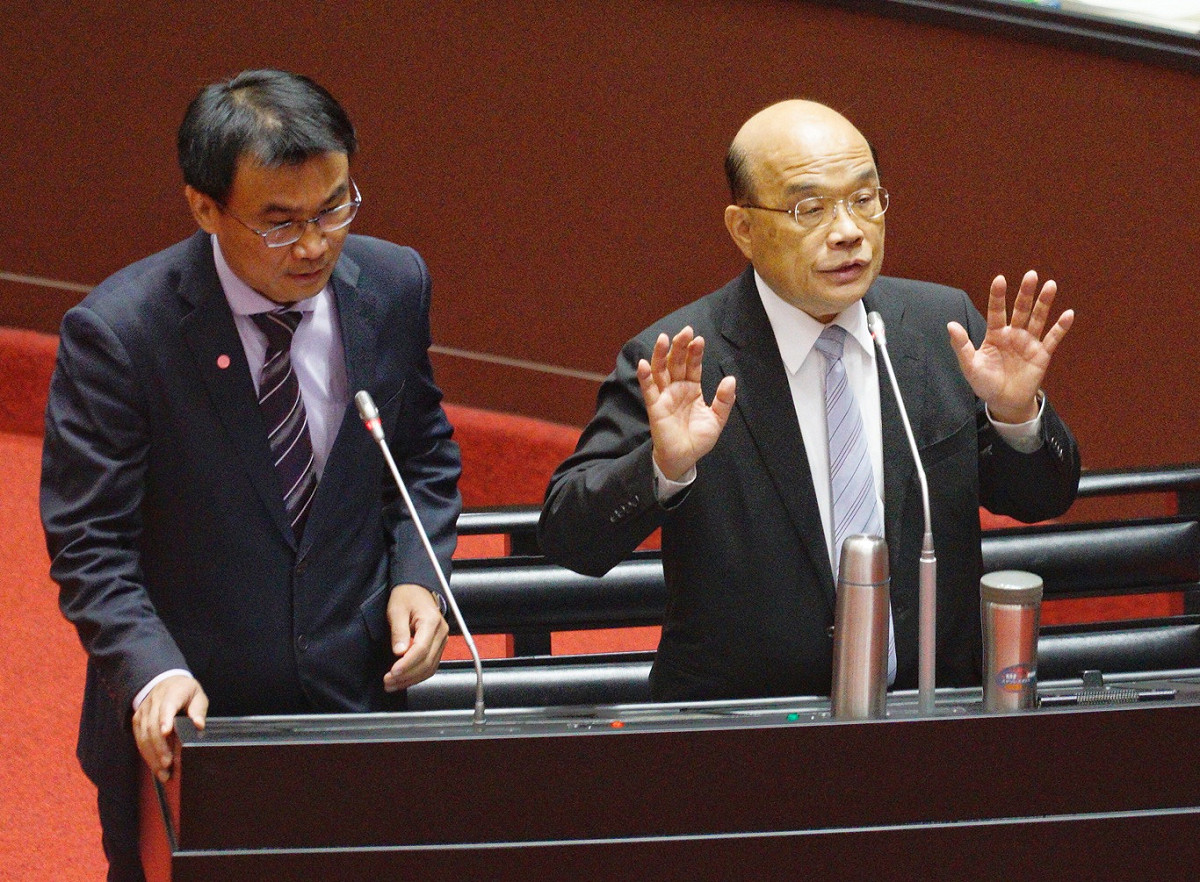行政院長蘇貞昌到立法院院會，就開放美萊豬進口進行專案報告並備質詢。圖左為農委會主委陳吉仲。 圖：張良一/攝