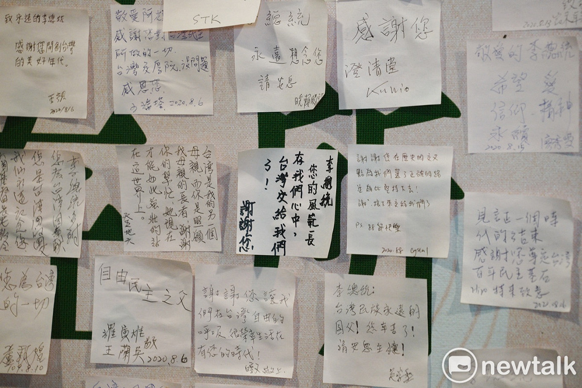 向故李登輝前總統致意的小卡片貼滿淡江中學的體育館。 圖：張良一/攝