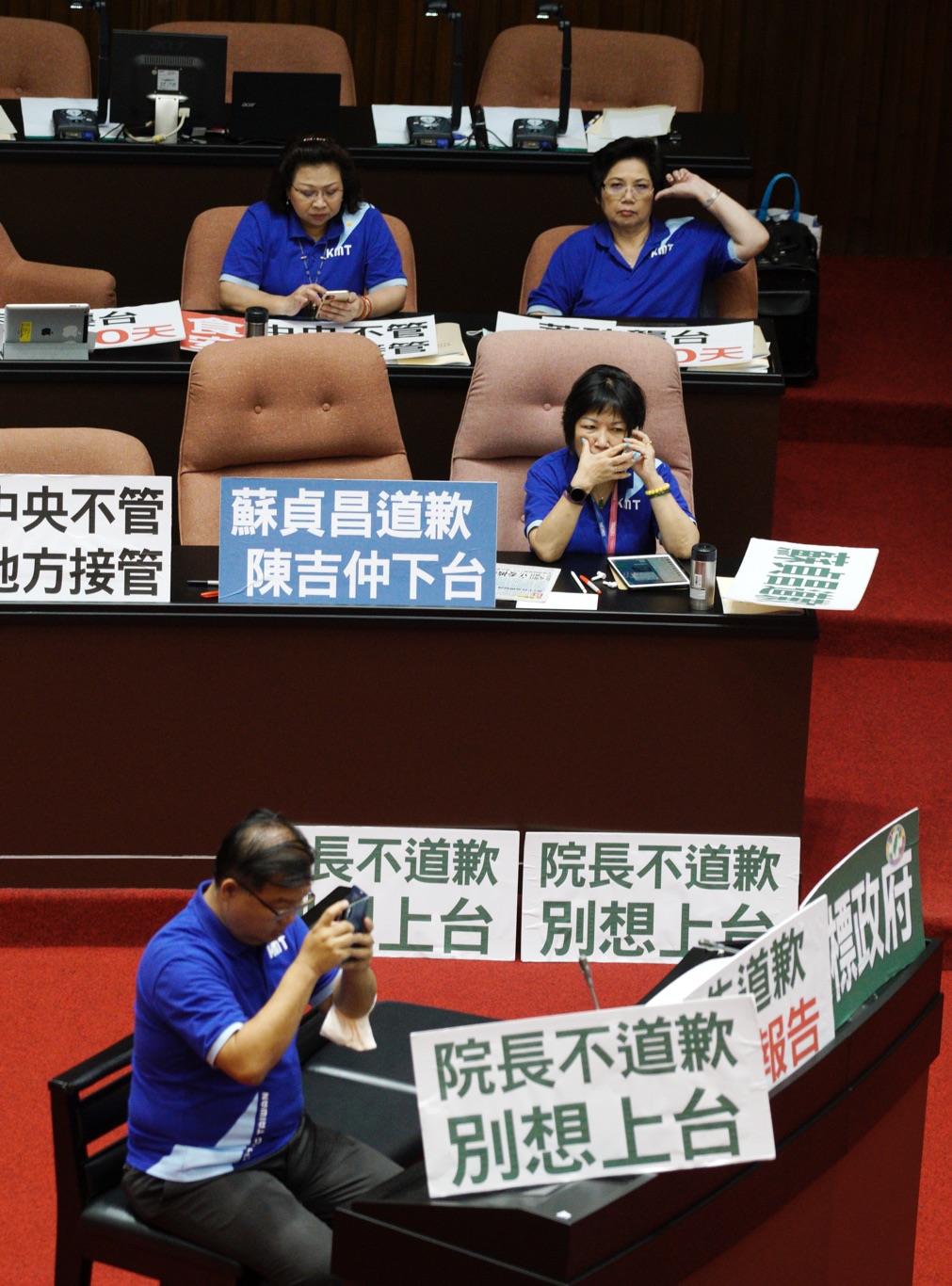 國民黨籍立委在立法院議場內霸佔官員席、備詢檯，要求行政院長蘇貞昌道歉、農委會主委陳吉仲下台才可以繼續進行備詢。 圖：張良一/攝