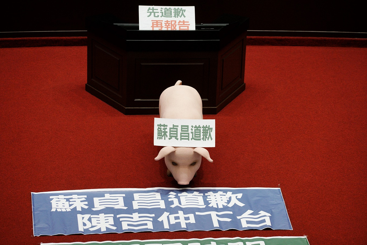 國民黨籍立委日前在立法院議場內霸佔官員席、備詢檯，要求行政院長蘇貞昌道歉、農委會主委陳吉仲下台才可以繼續進行備詢。 圖：張良一/攝（資料照片）