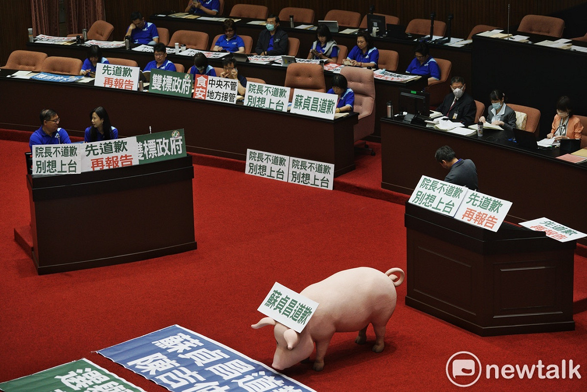 國民黨籍立委在立法院議場內霸佔官員席、備詢台，要求行政院長蘇貞昌道歉、農委會主委陳吉仲下台才可以繼續進行備詢。 圖：張良一/攝