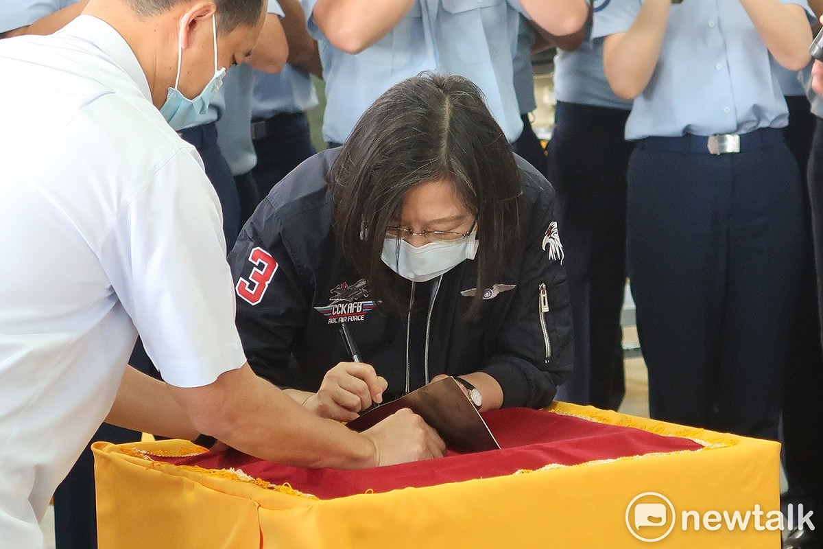 總統蔡英文26日上午前往空軍岡山基地第三後勤指揮部 圖：林朝億/攝