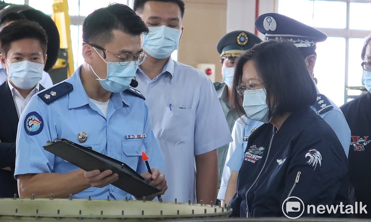 總統蔡英文26日上午前往空軍岡山基地第三後勤指揮部，聽到IDF發動機TFE1042漸擴襟片1片要價38萬元時，「蛤」一聲 圖：林朝億/攝