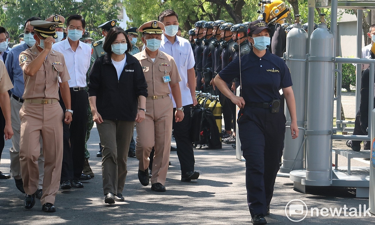總統蔡英文26日視察高雄左營港水下作業大隊 圖：林朝億/攝