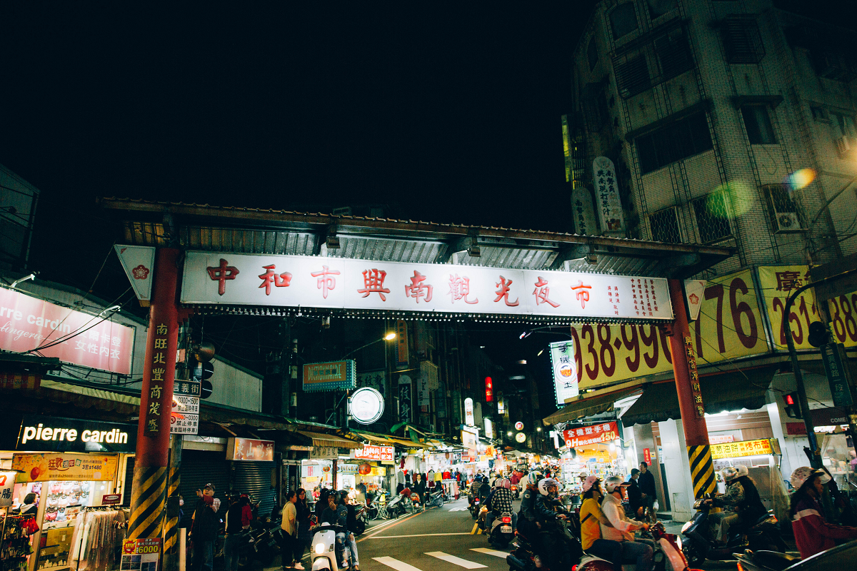 議員張志豪接獲民眾陳情因中和區興南觀光夜市名稱不是自治會而不能施打疫苗，市場處長盛筱蓉表示，興南市場攤商並不符合第7類傳統市場攤集的範圍。 圖：新北觀旅局／提供