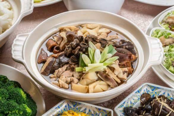 「水美食府」重現北投昔日酒家菜文化，魷魚螺肉蒜、排骨酥等都令人回味無窮。 圖：台北市產發局／提供
