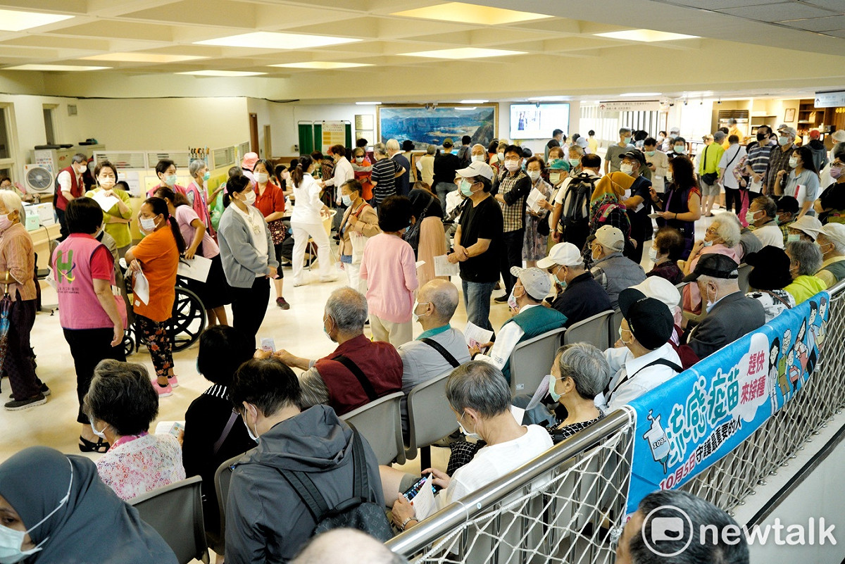 流感疫苗接種首日，北市仁愛醫院擠滿了準備接種疫苗的認潮。 圖：張良一 / 攝