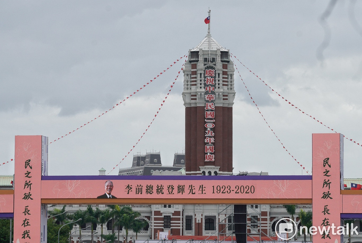 故李前總統登輝先生今（7）日舉行奉安大典，常眠國軍五指山公墓，總統府等公務機關也下半旗表達對李登輝的追思與敬意，凱道上的國慶牌樓也張貼李登輝的肖像和其經典語錄「民之所欲常在我心」。 圖：張良一/攝