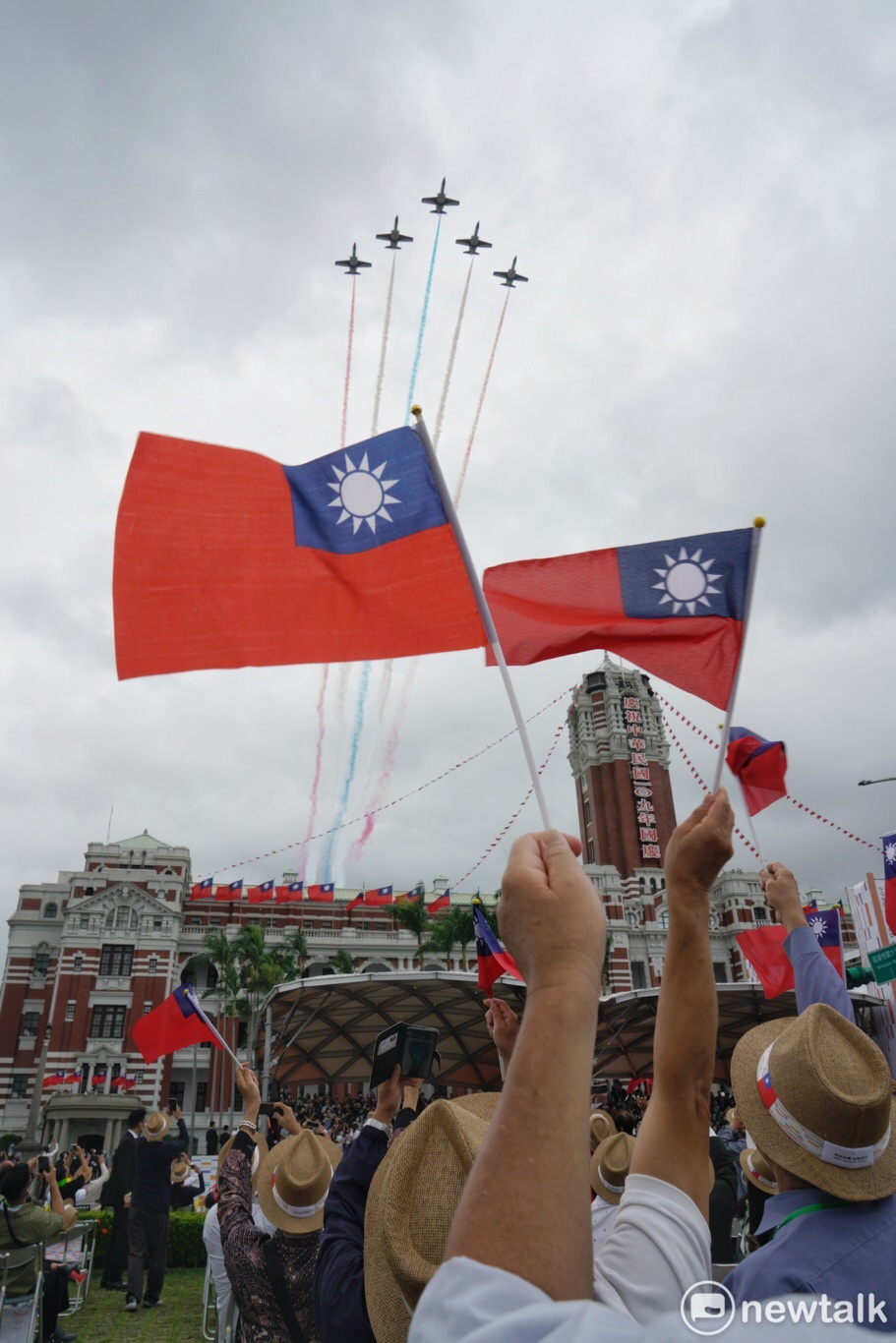 5架F-16V戰鬥機通過總統府上空，下方民眾舉國旗觀賞。 圖：張良一／攝（資料照）