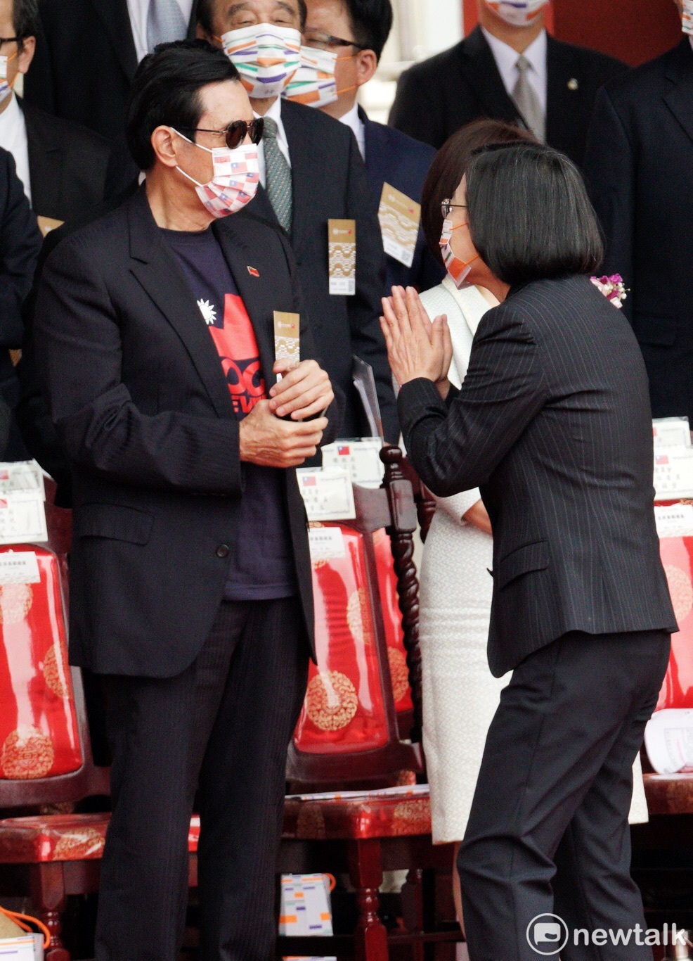 國慶大會結束後，總統蔡英文趨前向前總統馬英九雙手合十致意，但馬似乎一開始並沒有注意到蔡。 圖：張良一／攝