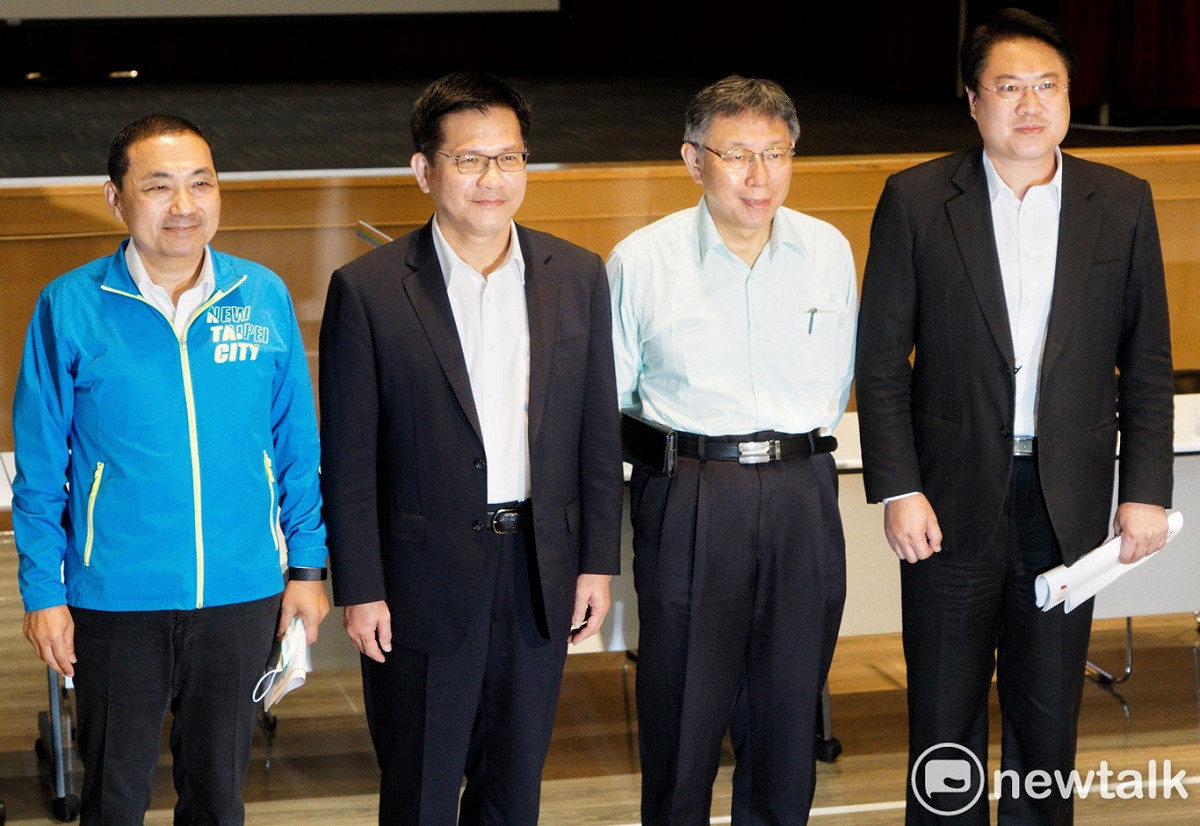 林佳龍、柯文哲、侯友宜和林右昌去年出席北北基軌道路網政策溝通平台起始會議共識說明會。 圖：張良一/攝（資料照片）