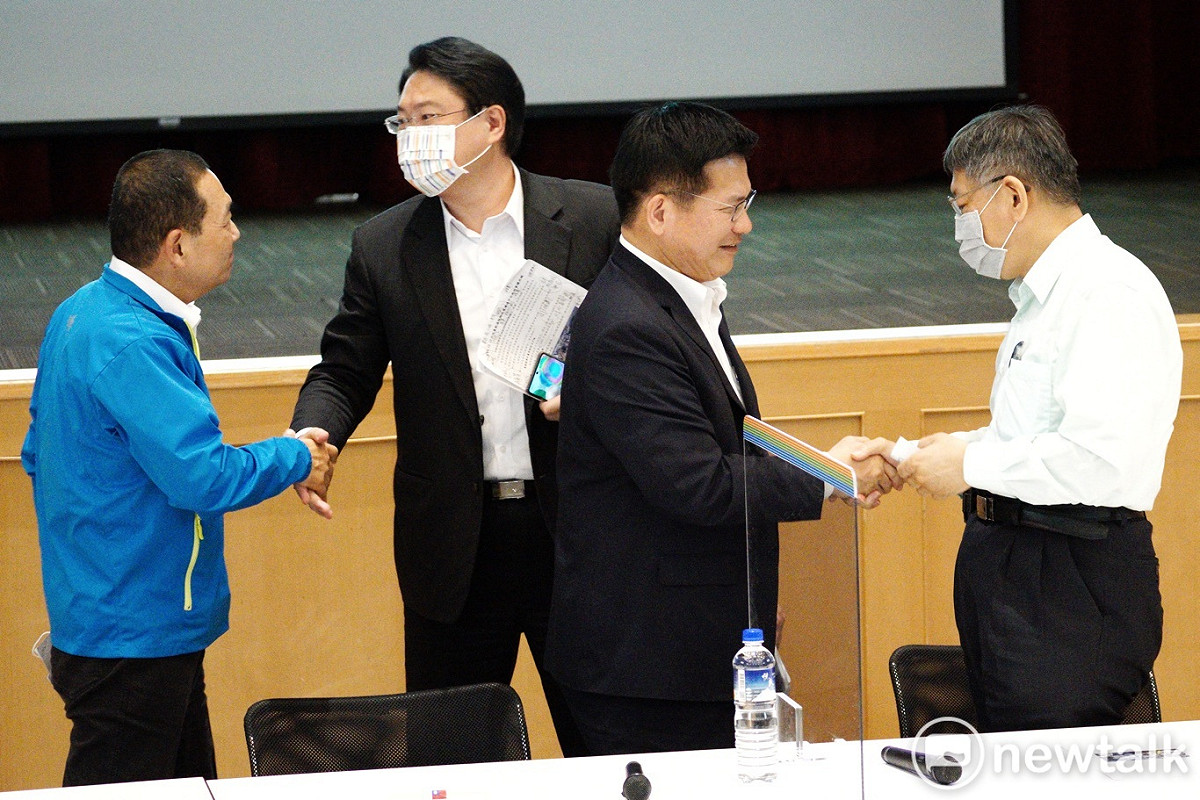 交通部長林佳龍、台北市長柯文哲、新北市長侯友宜和基隆市長林右昌出席北北基軌道路網政策溝通平台起始會議共識說明會。 圖：張良一 / 攝