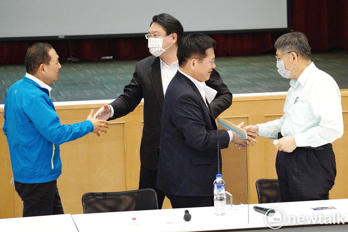 交通部長林佳龍、台北市長柯文哲、新北市長侯友宜和基隆市長林右昌出席北北基軌道路網政策溝通平台起始會議共識說明會。 圖：張良一 / 攝