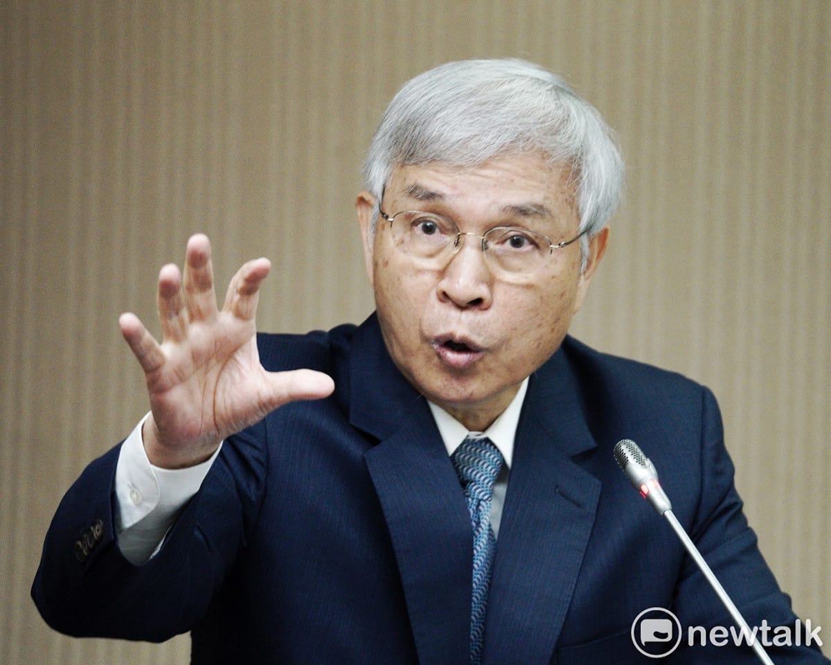 多數民眾關注是否有100元面額？央行總裁楊金龍表示五倍券沒有100元的面額，且央行無權決定。 圖：張良一/攝（資料照片）