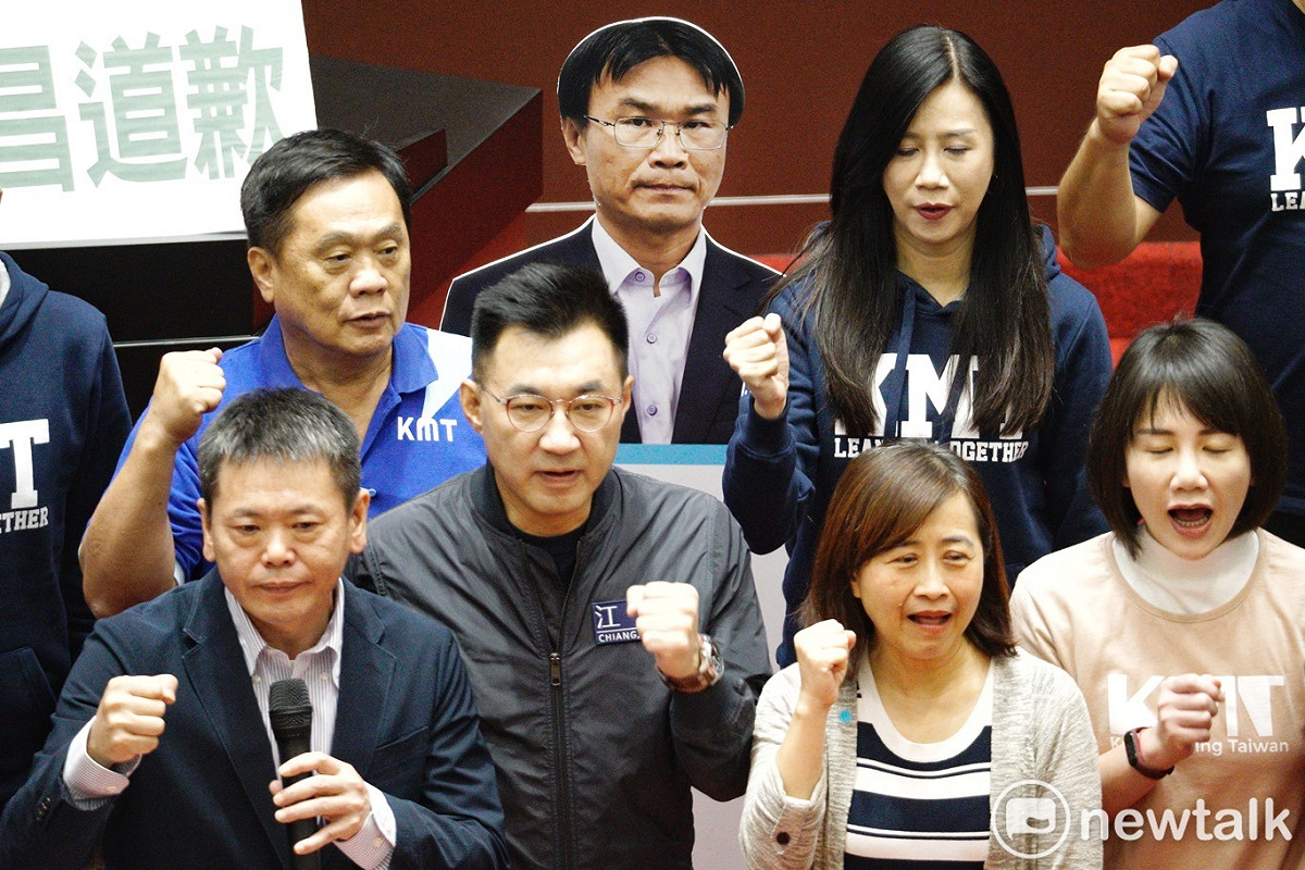 行政院長蘇貞昌今原訂到立院院會進行施政報告並備詢，但仍遭到國民黨立委杯葛，議事再度遭到癱瘓。國民黨立委在粉紅道具豬後進行國民黨版國是論壇，或是和蔡英文、蘇貞昌、陳吉仲和陳時中等人的肖像合影。 圖：張良一/攝
