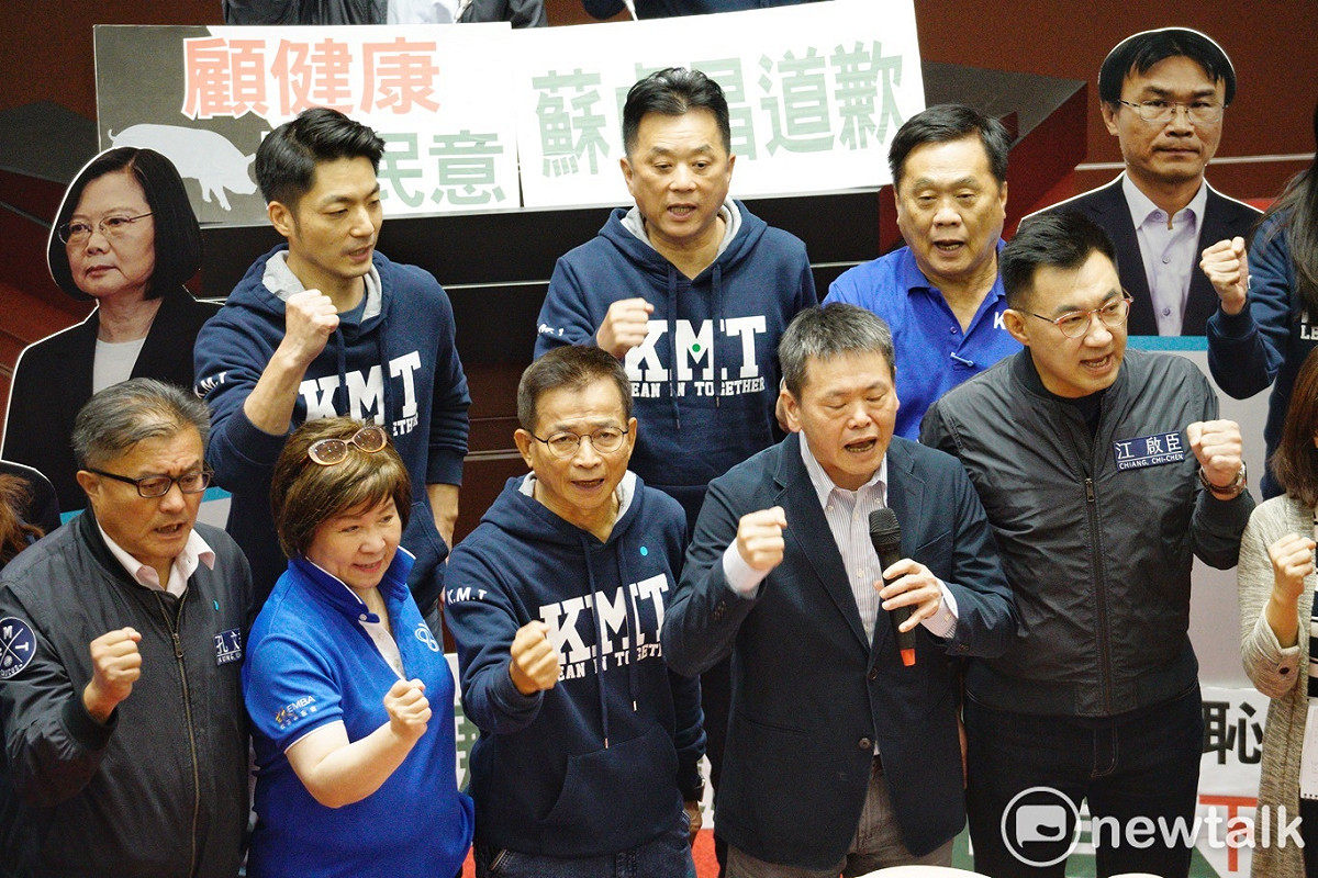 行政院長蘇貞昌今原訂到立院院會進行施政報告並備詢，但仍遭到國民黨立委杯葛，議事再度遭到癱瘓。國民黨立委在粉紅道具豬後進行國民黨版國是論壇，或是和蔡英文、蘇貞昌、陳吉仲和陳時中等人的肖像合影。 圖：張良一/攝