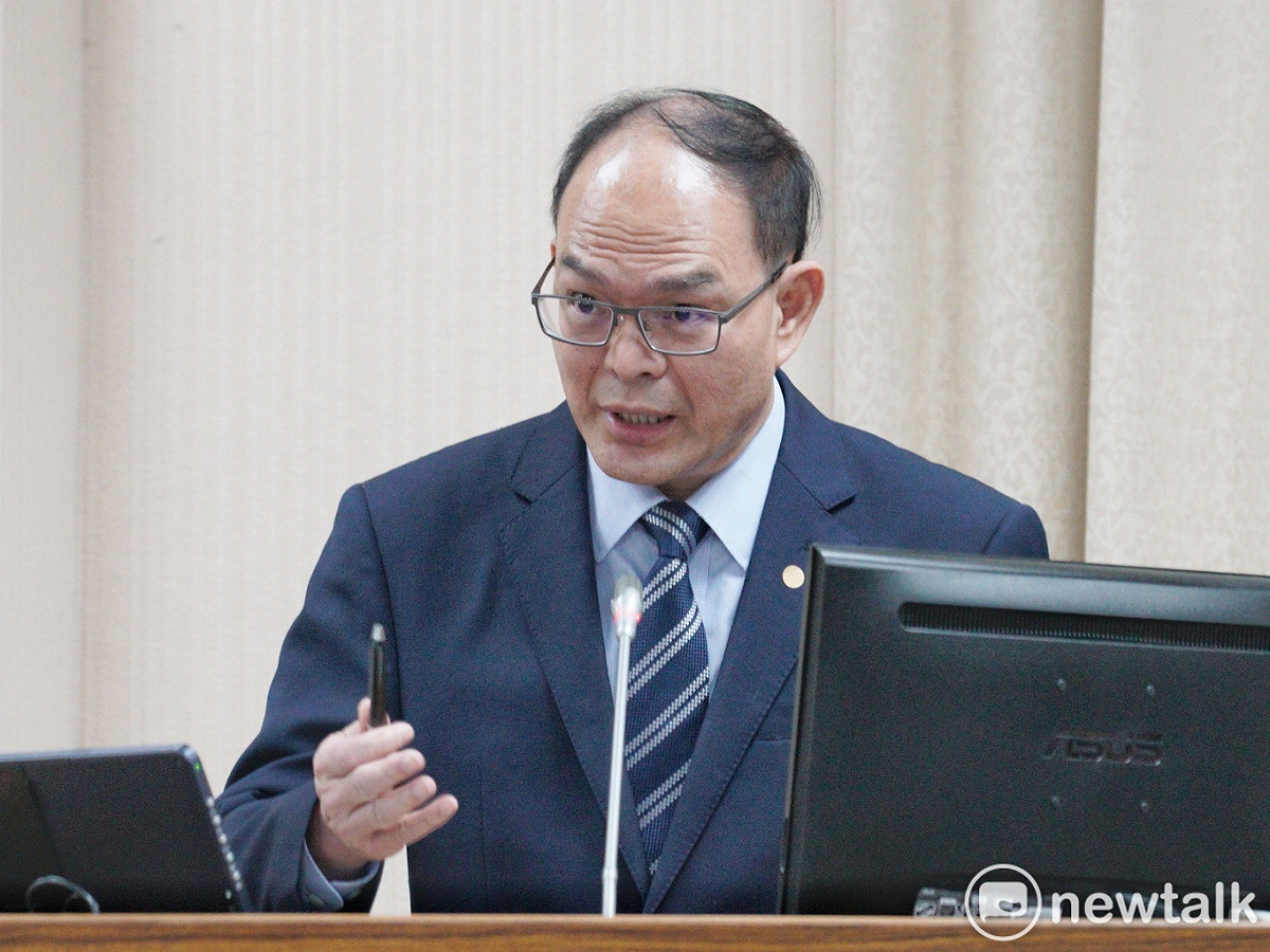 外交部次長曾厚仁在立院外交及國防委員會備詢時，回應駐斐濟代表處國慶酒會被中國大使館人員鬧場一事。 圖：張良一/攝