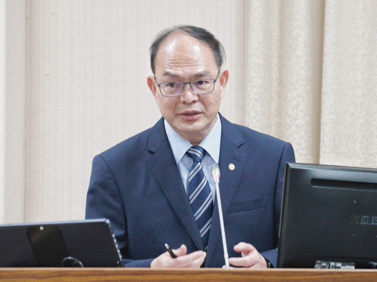 外交部次長曾厚仁在立院外交及國防委員會備詢時，回應駐斐濟代表處國慶酒會被中國大使館人員鬧場一事。 圖：張良一/攝