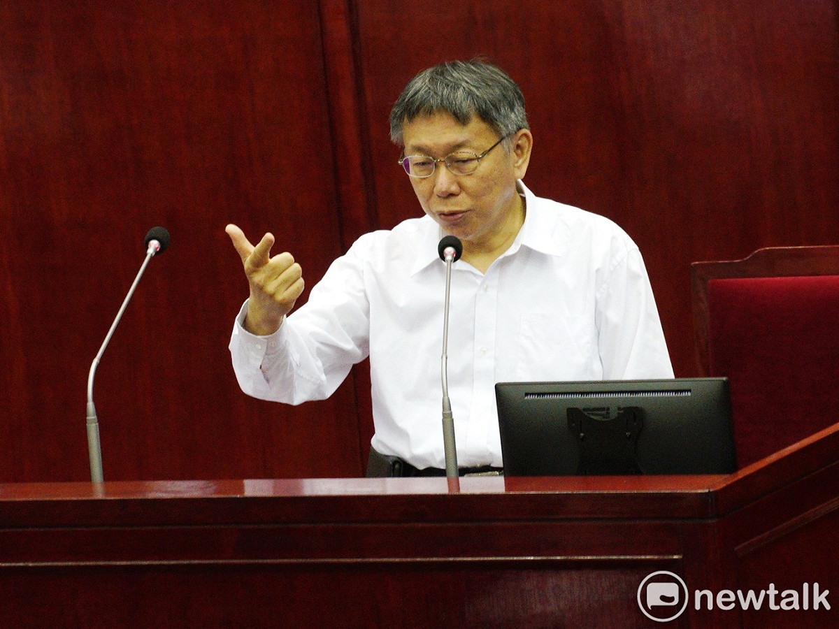 台北市長柯文哲在台北市議會報告北市重大工程進度，宣布大巨蛋110年可完工。 圖：張良一/攝