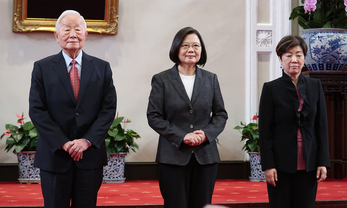 台積電創辦人張忠謀、總統蔡英文、張淑芬夫人（由左至右） 圖：林朝億/攝