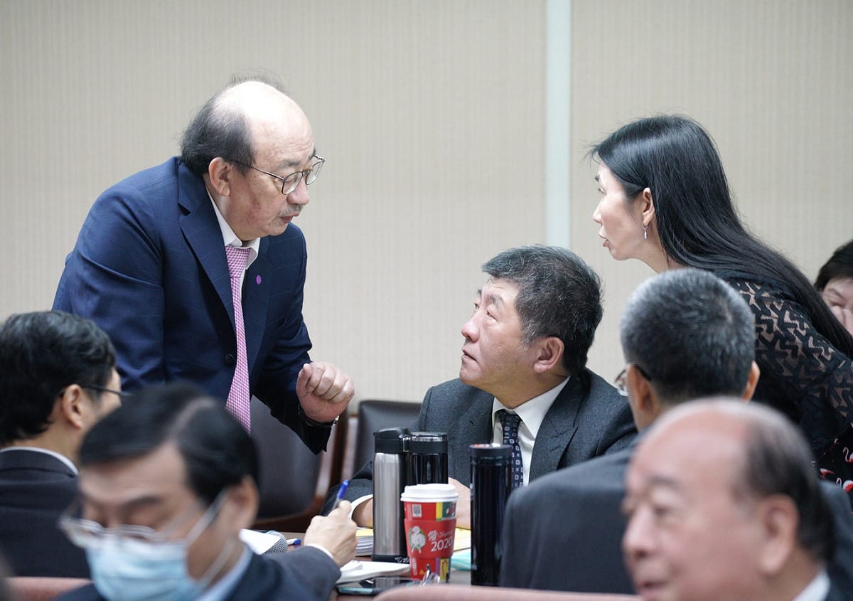 民進黨立院黨團總召柯建銘日前在立院和衛福部長陳時中交換意見。 圖：張良一/攝