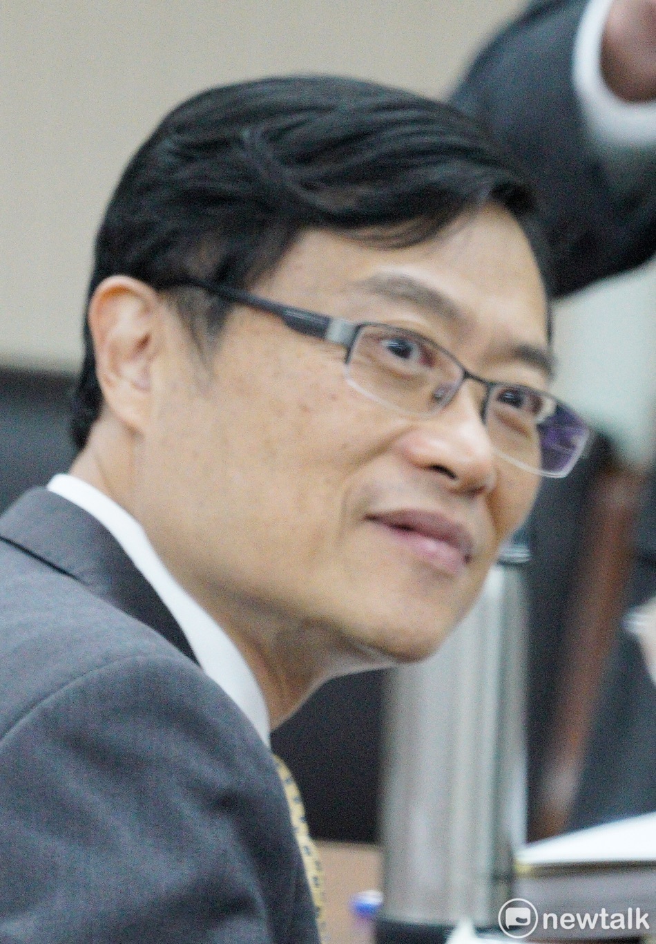 經濟部次長陳正祺在立院社福及衛環等聯席會備詢，面對鄭麗文強勢追問，陳正祺轉頭對官員席苦笑。 圖：張良一/攝