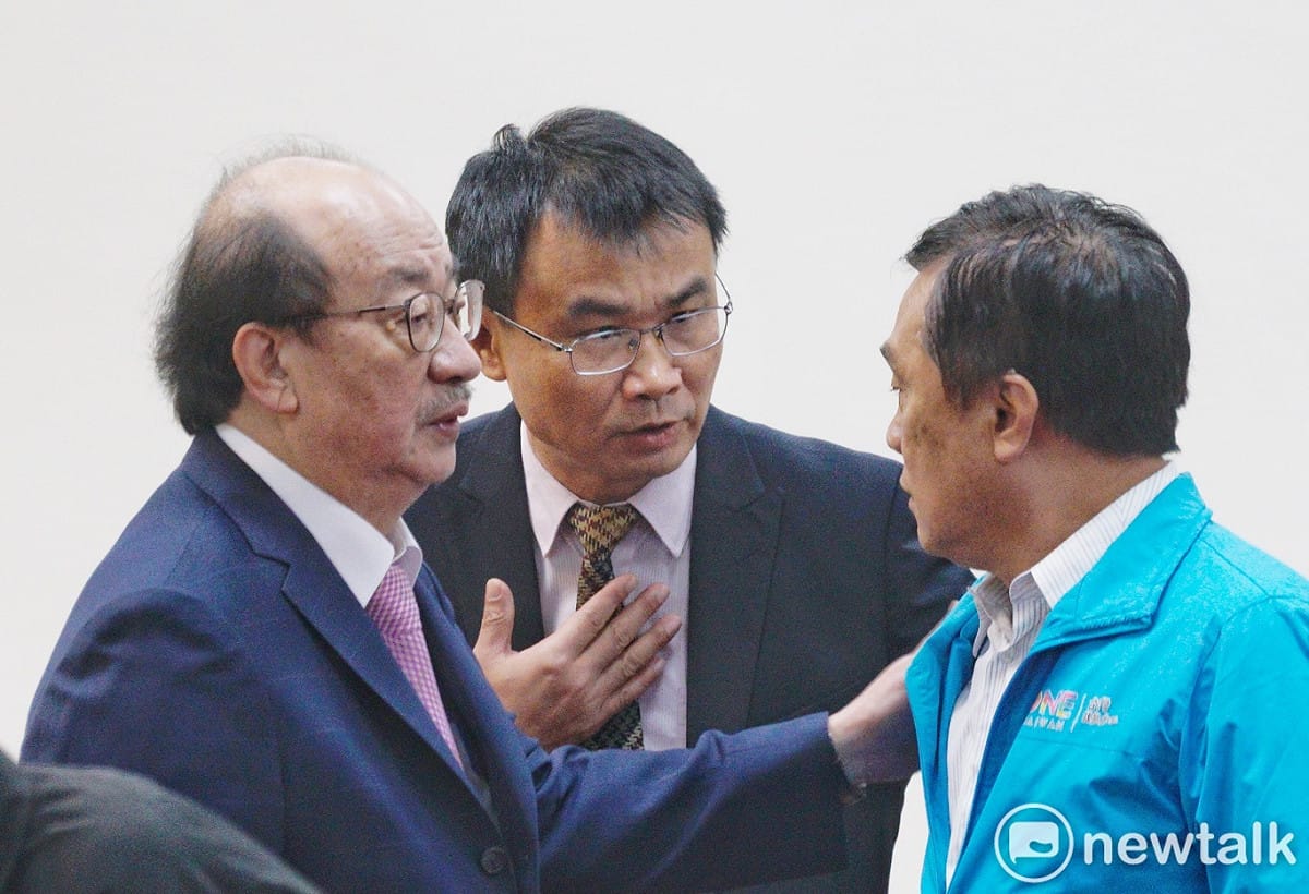 立院經濟委員會上午審查農委會防檢局預算案，民進黨團總召、國民黨立委翁重鈞和農委會主委陳吉仲交換意見。 圖：張良一/攝