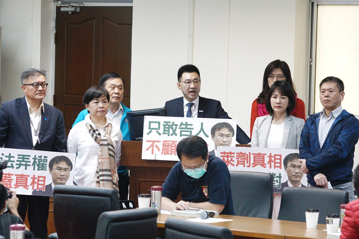 立院經濟委員會今天審查農委會防檢局預算，國民黨立委在發言席一字排開反萊豬進口。 圖：張良一/攝