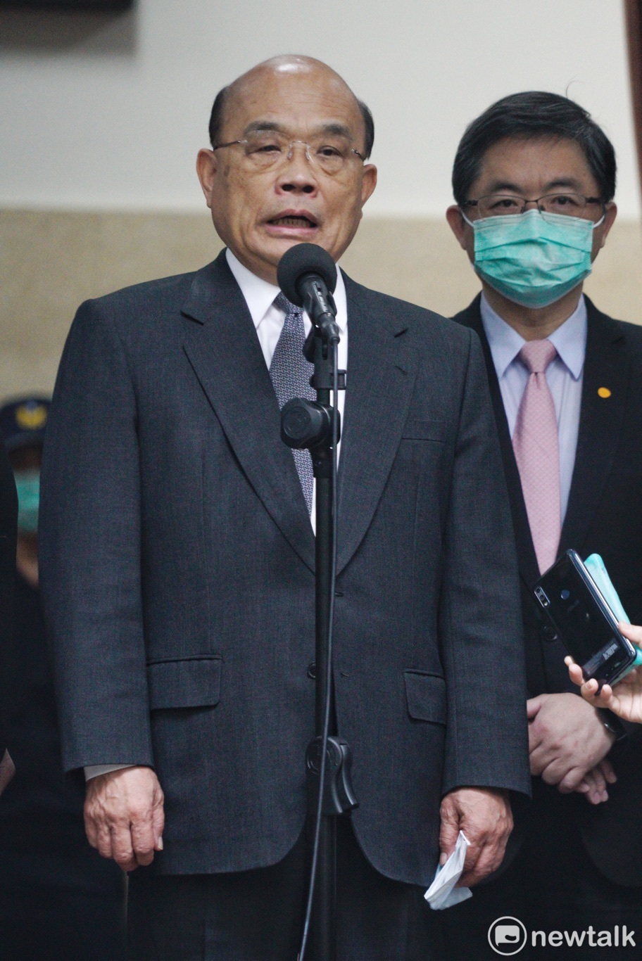 行政院長蘇貞昌在立院議場外受訪。 圖：張良一/攝
