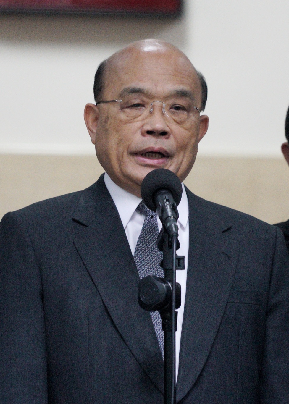 行政院長蘇貞昌在立院議場外受訪。 圖：張良一/攝