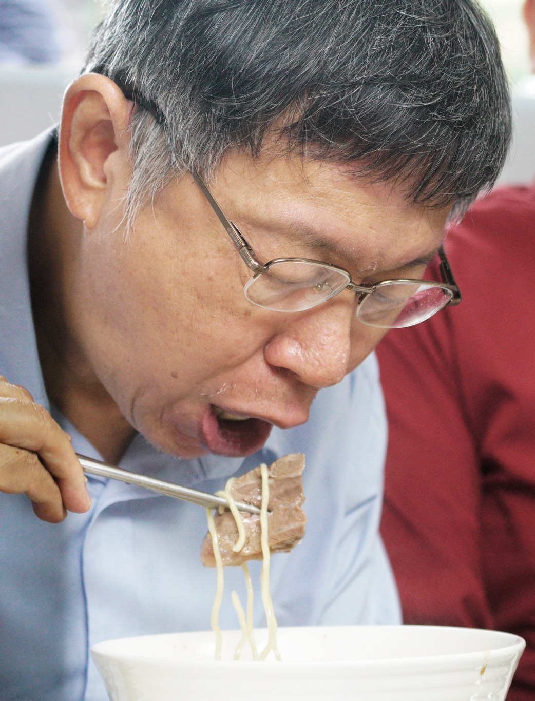 台北市長柯文哲到內湖牛將軍牛肉麵店吃番茄牛肉麵，以實際行動聲援店家。 圖：張良一/攝