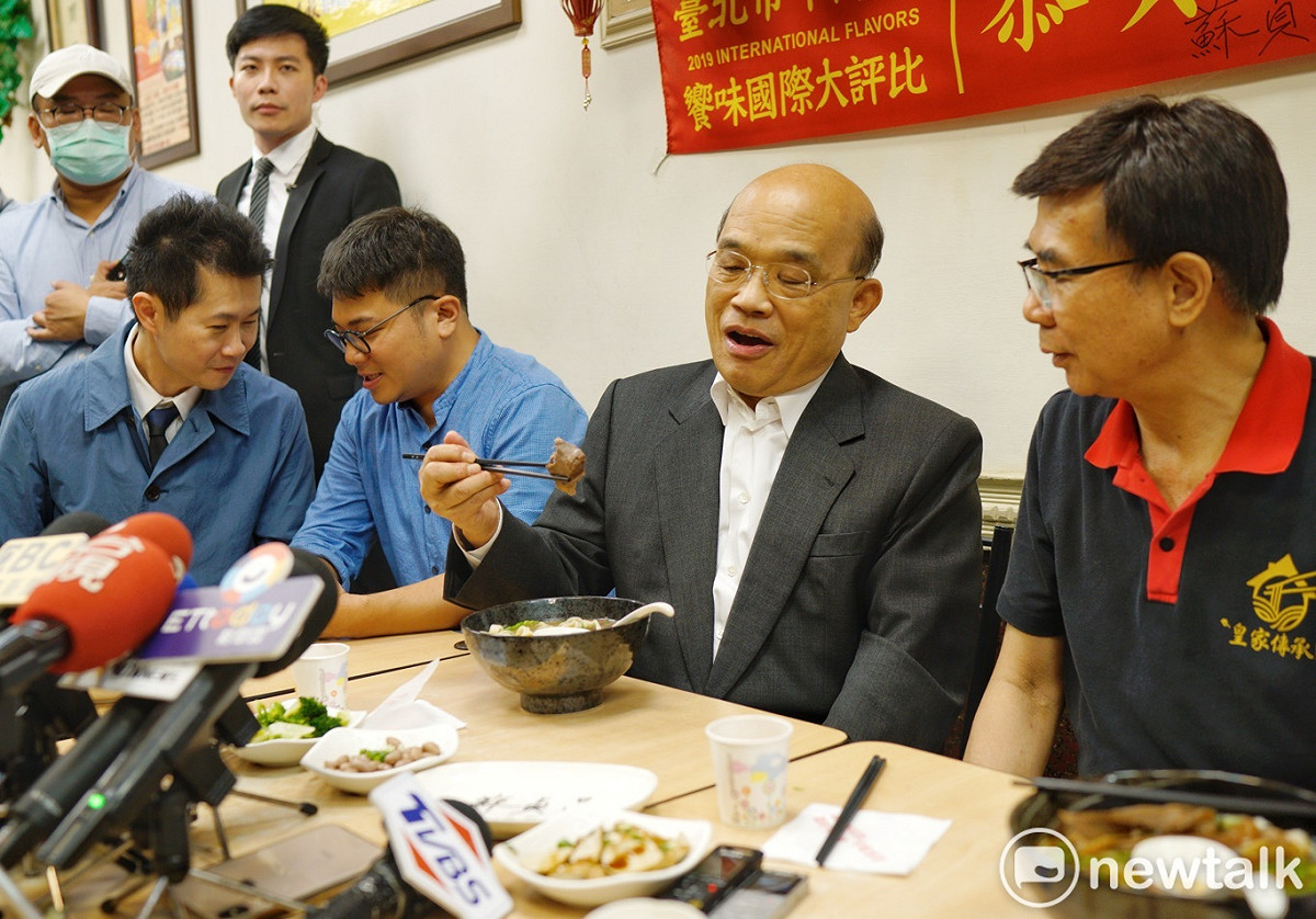 行政院長蘇貞昌日前帶著丁怡銘到板橋皇家傳承牛肉麵店向老闆致歉，並品嚐店內的冠軍牛肉麵，誇讚老闆的牛肉麵好吃。 圖：張良一/攝（資料照片）