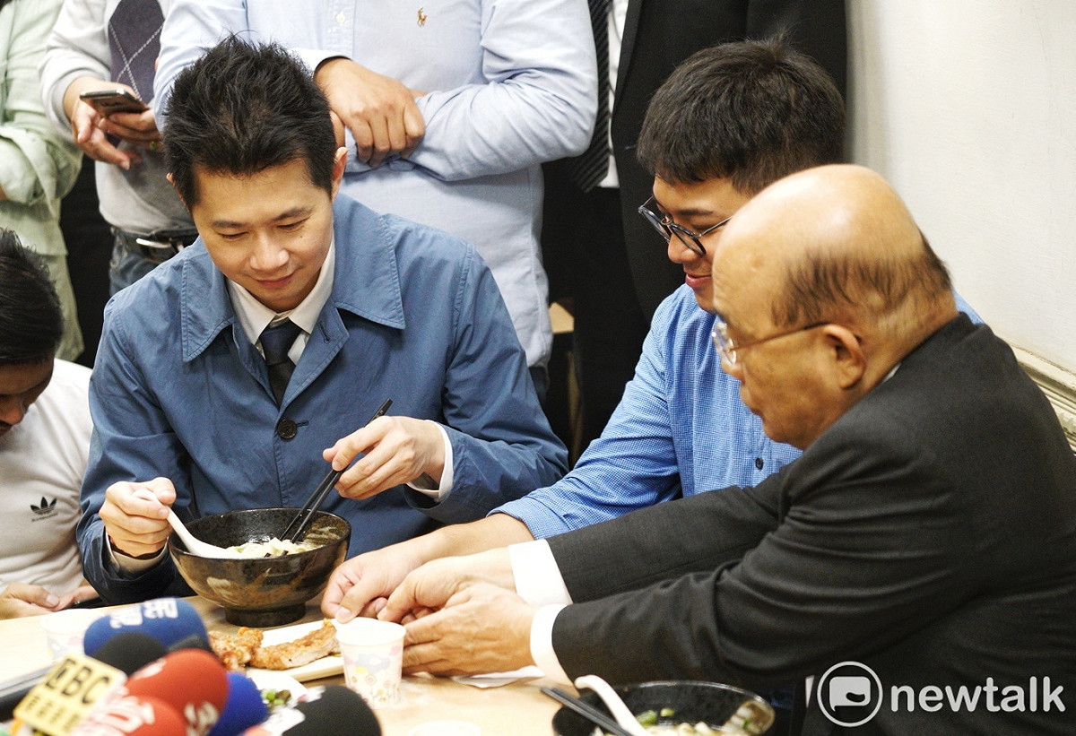 前行政院發言人丁怡銘（左）16日於個人臉書曬出來自「陳老闆」的鼓勵簡訊，卻遭反駁簡訊並非店總經理所傳。 圖：張良一/攝（資料照片）