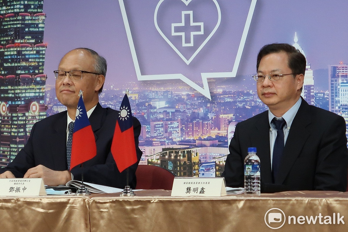 國發會主任委員龔明鑫及行政院經貿談判辦公室總談判代表鄧振中（由左至右） 圖：林朝億/攝