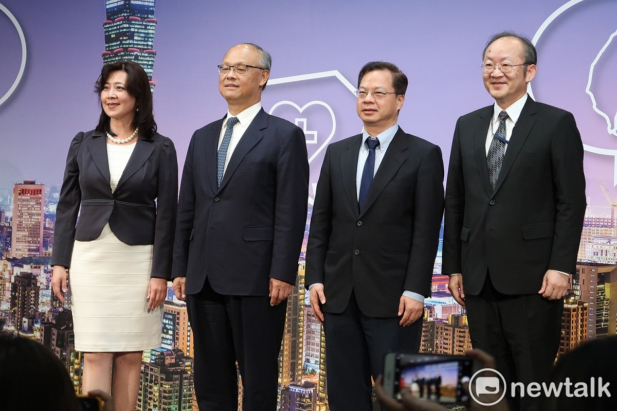 外交部發言人歐江安、國發會主任委員龔明鑫及行政院經貿談判辦公室總談判代表鄧振中、外交部國組司陳龍錦（由左至右） 圖：林朝億/攝